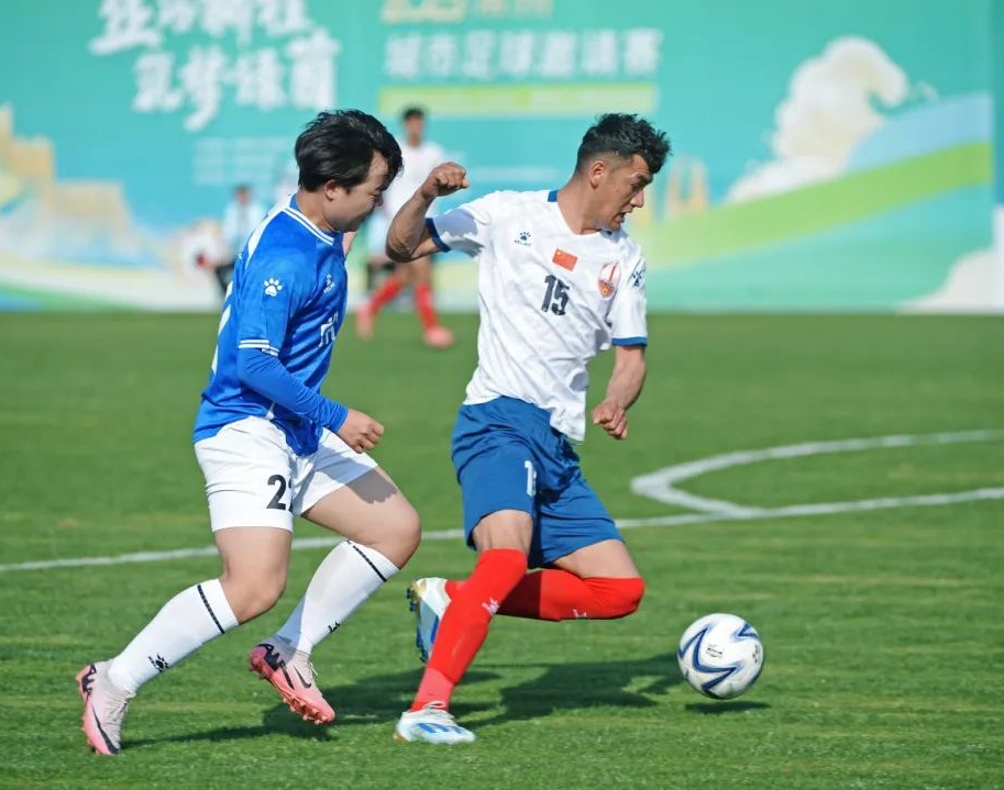 足球国足后防双塔表现稳固